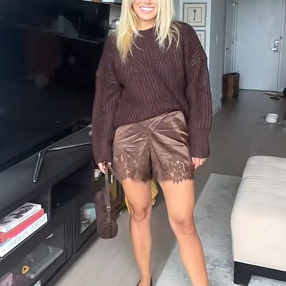 Reformation Fern Satin Short
$148
Core
– Almond